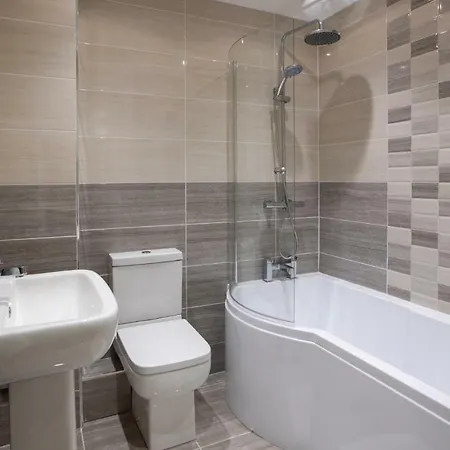 Fantastic Large House With Private Parking *