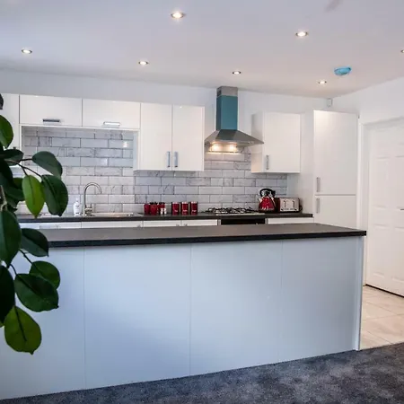 Fantastic Large House With Private Parking Holiday home