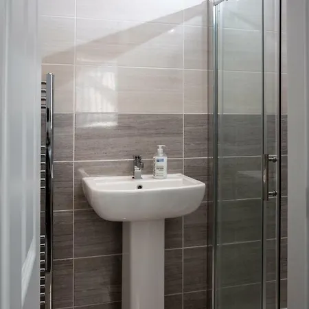 Fantastic Large House With Private Parking * Bradford (West Yorkshire)