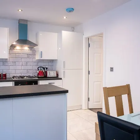 Fantastic Large House With Private Parking Bradford (West Yorkshire)