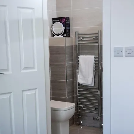 Fantastic Large House With Private Parking Bradford (West Yorkshire)