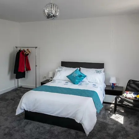 Fantastic Large House With Private Parking Holiday home *
