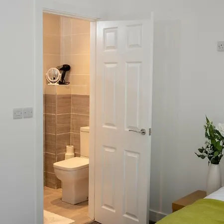 Fantastic Large House With Private Parking Bradford (West Yorkshire)