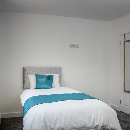 Fantastic Large House With Private Parking * Bradford (West Yorkshire)