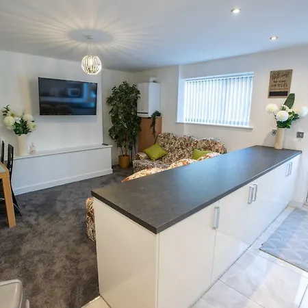 Fantastic Large House With Private Parking *