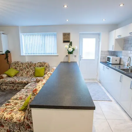 Fantastic Large House With Private Parking ブラッドフォード