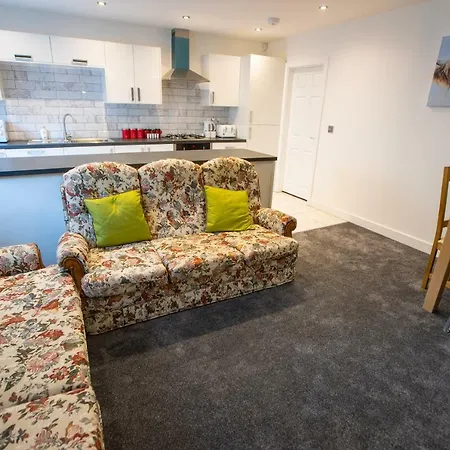 Fantastic Large House With Private Parking Holiday home *